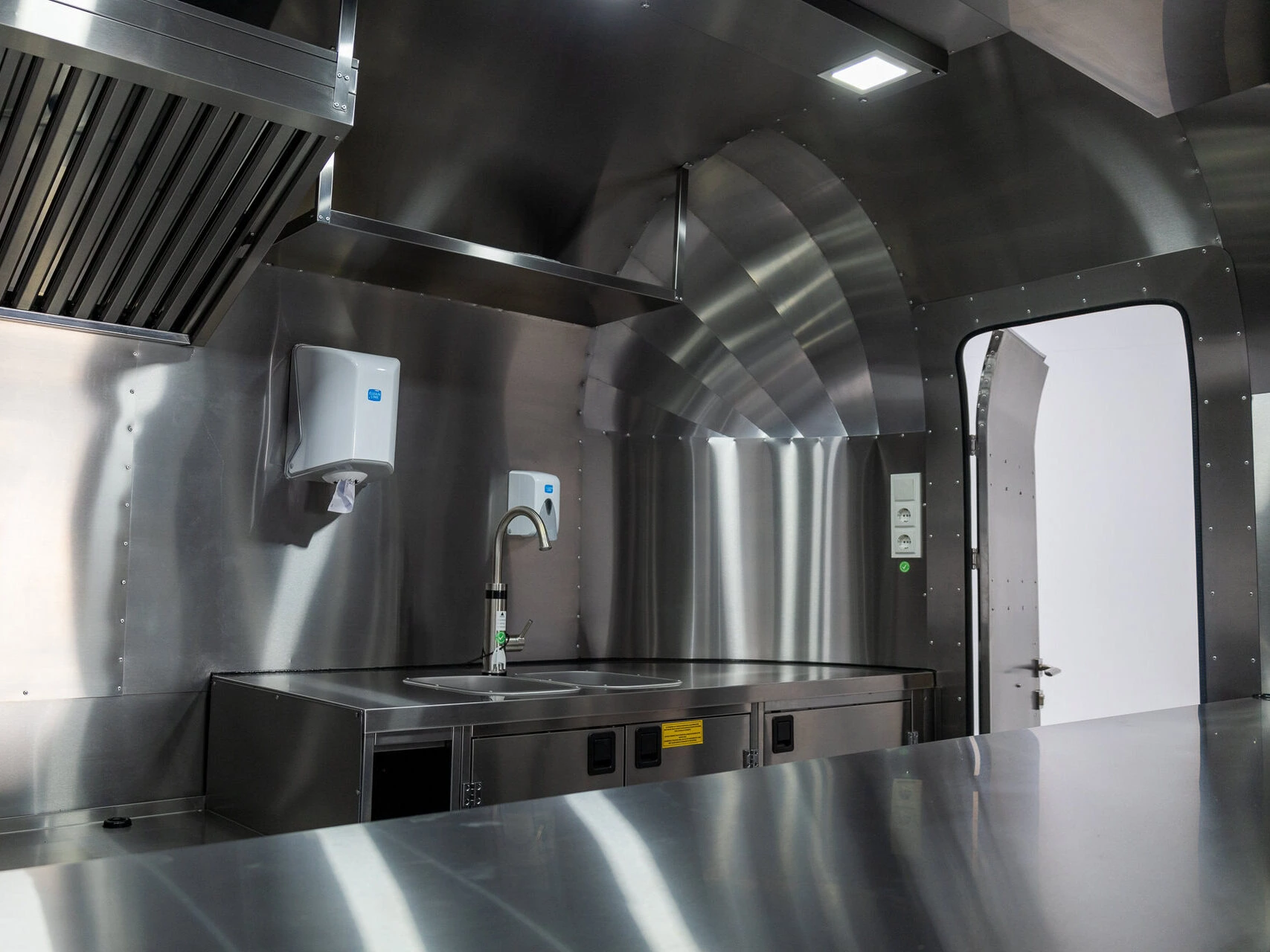 Kitchen Streamline Trailer 370