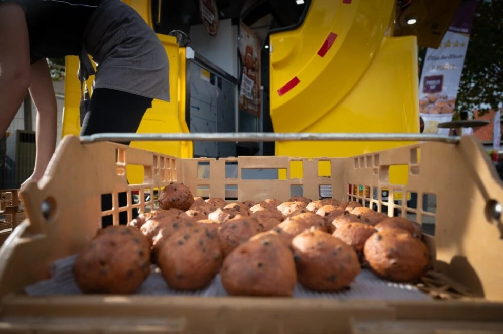 The aroma of oliebollen attracts new customers